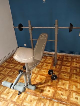 Banco de pesas con barra y discos