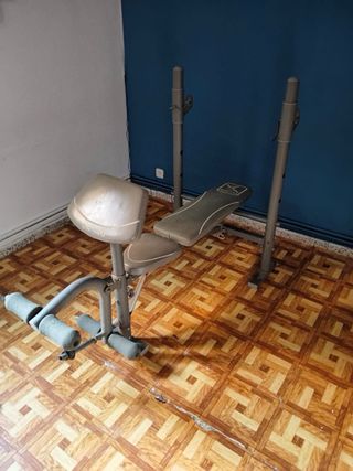 Banco de pesas con barra y discos