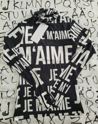 CAMISETA CON LETRAS AMISU.