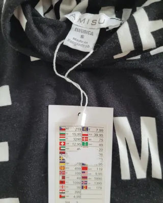 CAMISETA CON LETRAS AMISU.