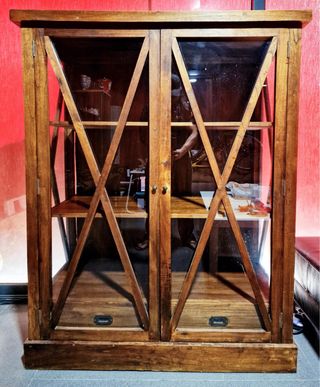Vitrina Colonial de Madera con tiradores metálicos