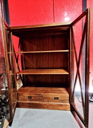 Vitrina Colonial de Madera con tiradores metálicos