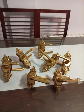 Manillas de puerta de latón estilo clásico
