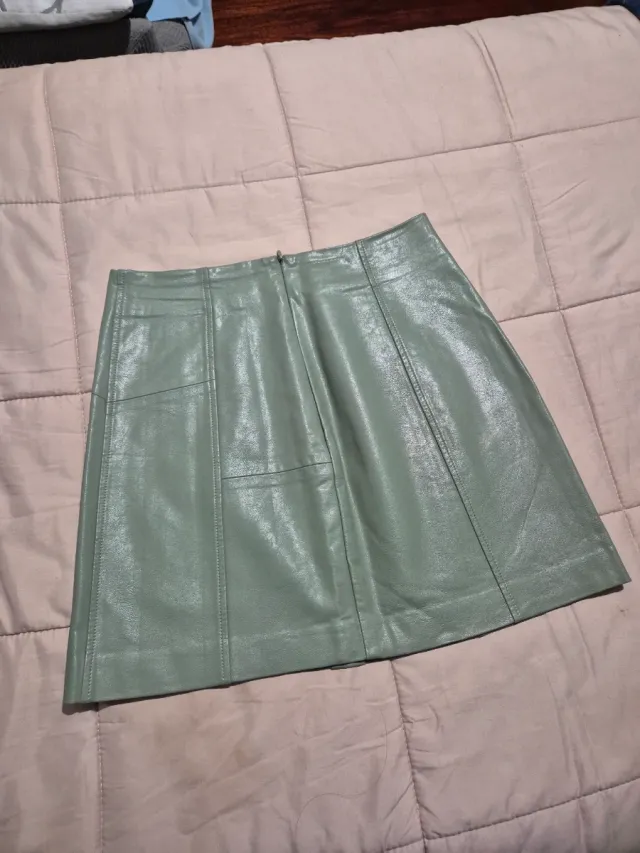 Falda efecto piel verde