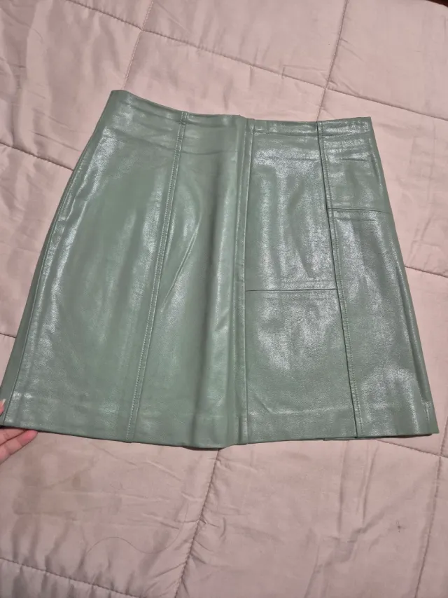 Falda efecto piel verde