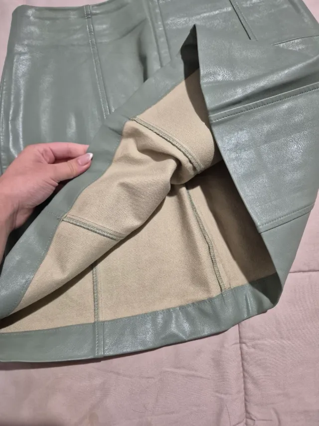 Falda efecto piel verde