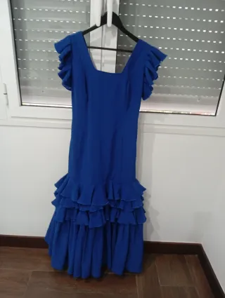 Traje de flamenca azul con volantes