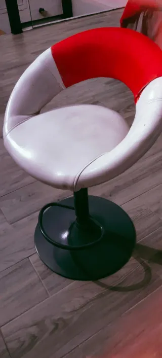 Taburete blanco giratorio