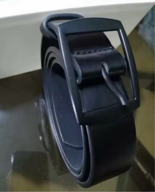 Cinturón negro hebilla negra hombre