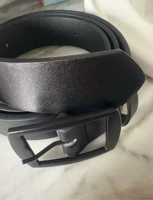Cinturón negro hebilla negra hombre