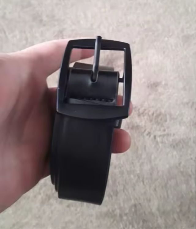 Cinturón negro hebilla negra hombre