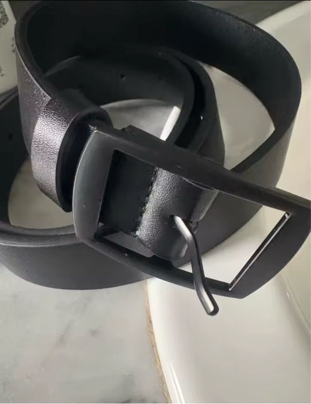 Cinturón negro hebilla negra hombre