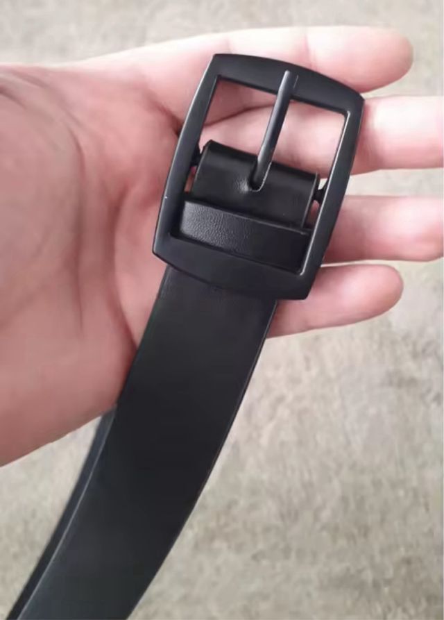 Cinturón negro hebilla negra hombre