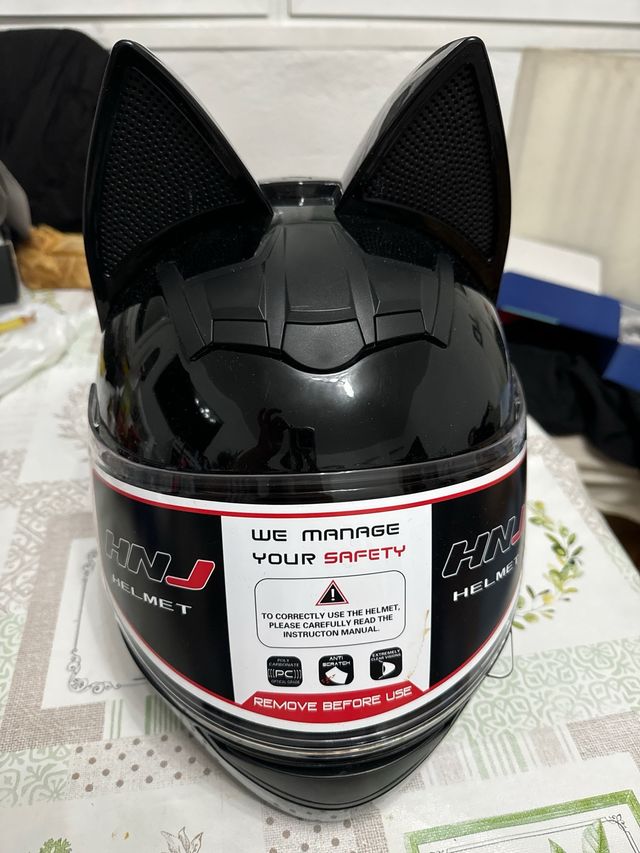 Casco de moto negro con orejas