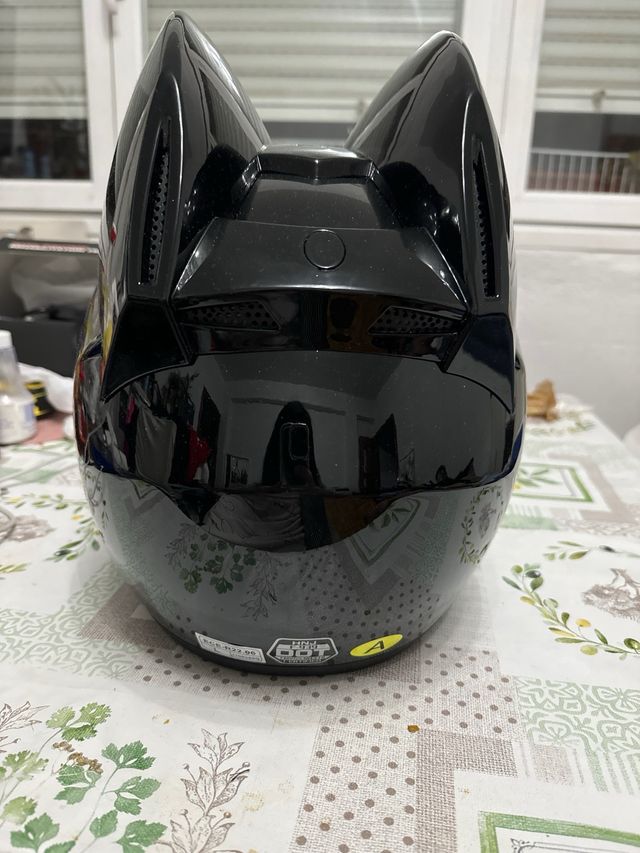 Casco de moto negro con orejas
