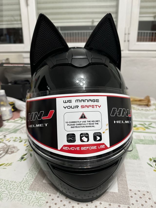 Casco de moto negro con orejas