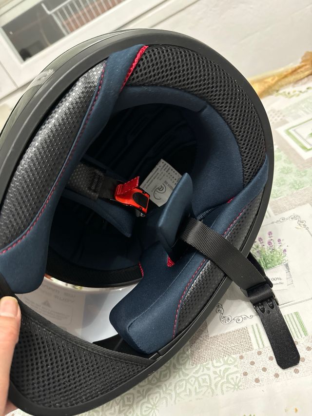 Casco de moto negro con orejas