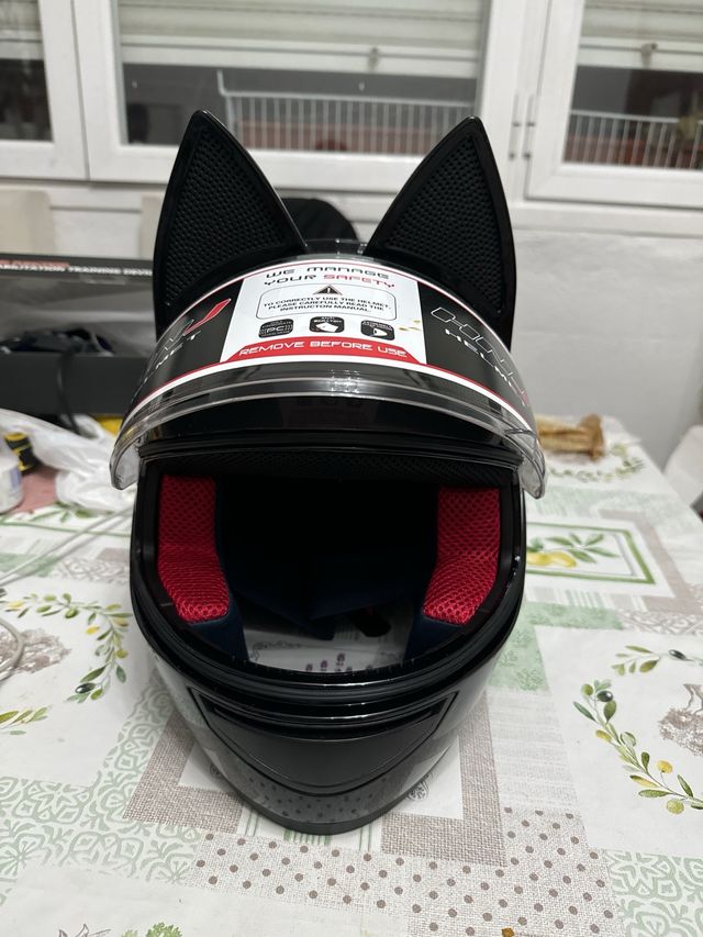 Casco de moto negro con orejas