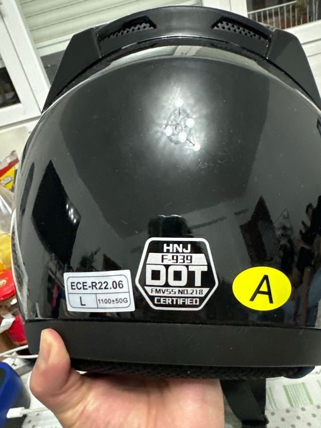 Casco de moto negro con orejas