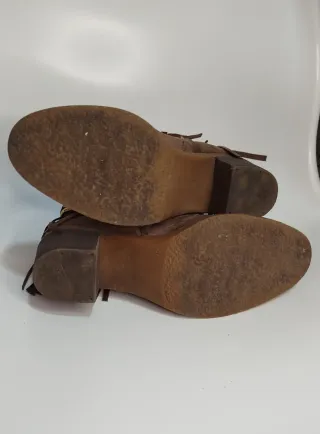 Botines marrones con flecos y tacón