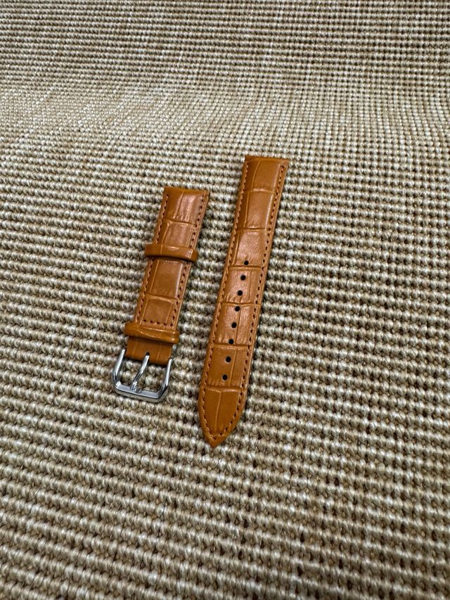 Correa de 22mm en cuero marrón claro. Sin usar