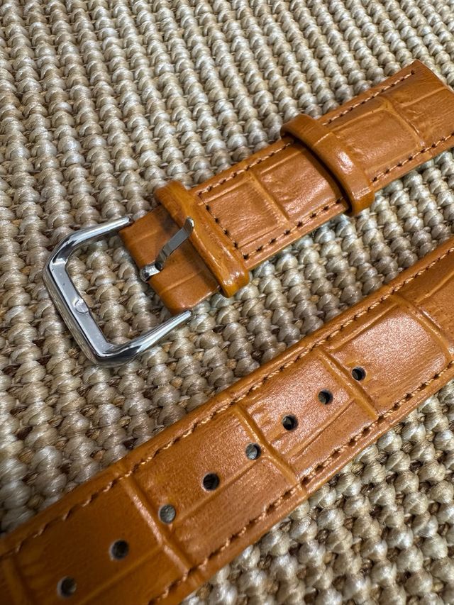 Correa de 22mm en cuero marrón claro. Sin usar