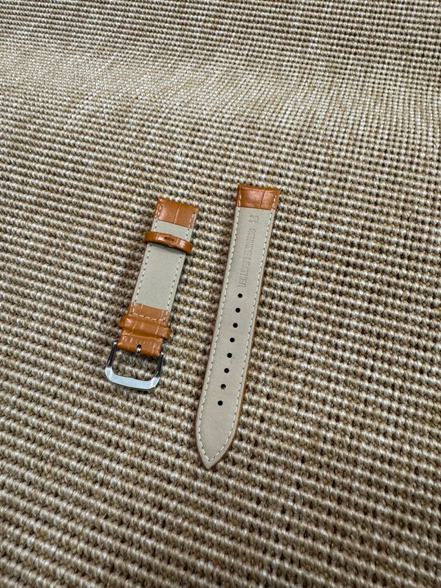 Correa de 22mm en cuero marrón claro. Sin usar