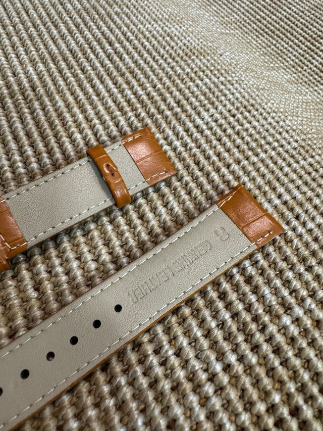 Correa de 22mm en cuero marrón claro. Sin usar