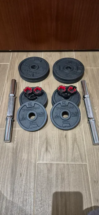 Banco de pesas plegable, mancuernas y barra z.