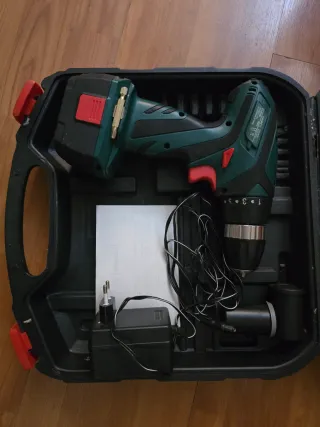 Taladradora con batería recargable