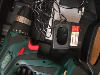 Taladradora con batería recargable