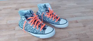 Se venden 2 Pares Zapatillas Vans + Converse.