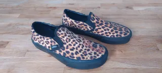 Se venden 2 Pares Zapatillas Vans + Converse.