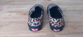 Se venden 2 Pares Zapatillas Vans + Converse.