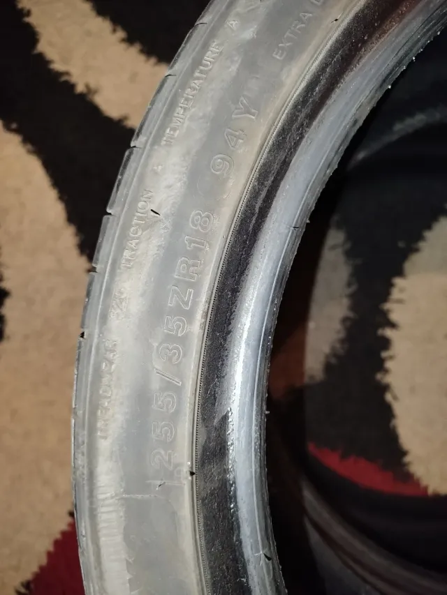 Lote 2 Neumáticos Coche 255/35/18