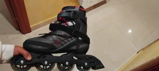 Patines en línea negros y rojos
