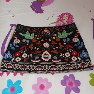 Falda corta negra bordada