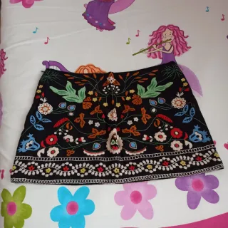 Falda corta negra bordada