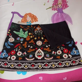 Falda corta negra bordada