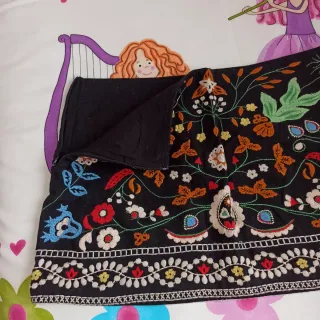 Falda corta negra bordada