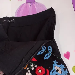 Falda corta negra bordada