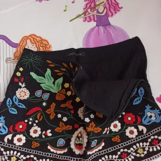 Falda corta negra bordada