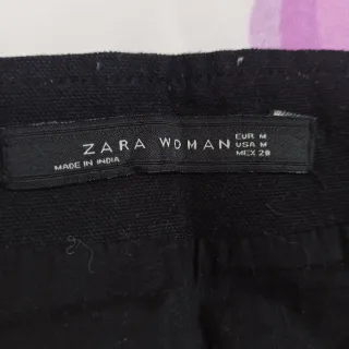 Falda corta negra bordada