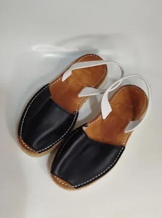 Alpargatas cuña negras y blancas