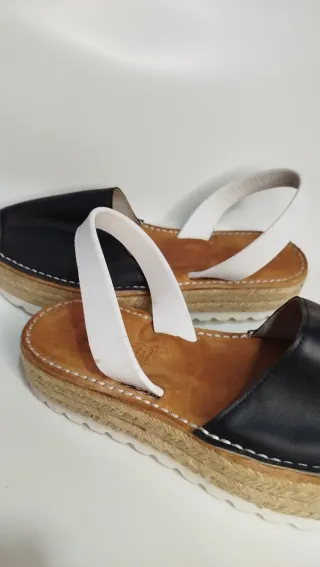 Alpargatas cuña negras y blancas