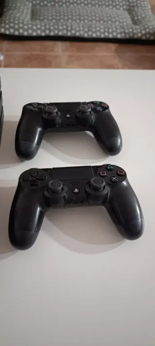 PS4 Pro 1TB Negra + 2 Mandos