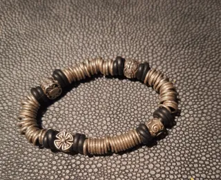 Pulsera de acero con detalles plateados