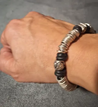 Pulsera de acero con detalles plateados