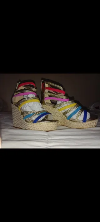 Cuñas doradas multicolor