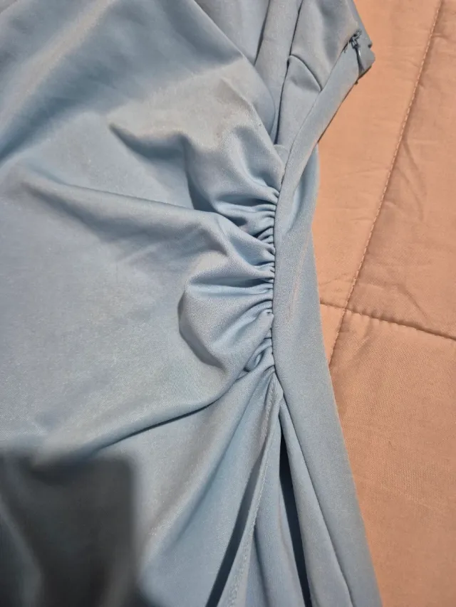 Vestido azul de fiesta con fruncido